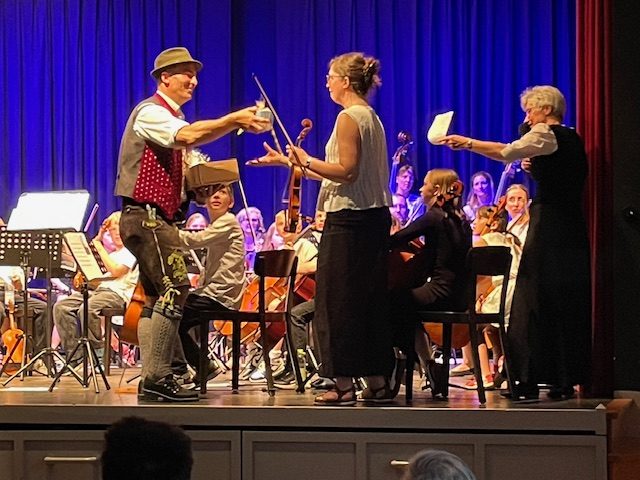 Johannes Dreikorn übergibt die Präsente der Gemeinde Prien