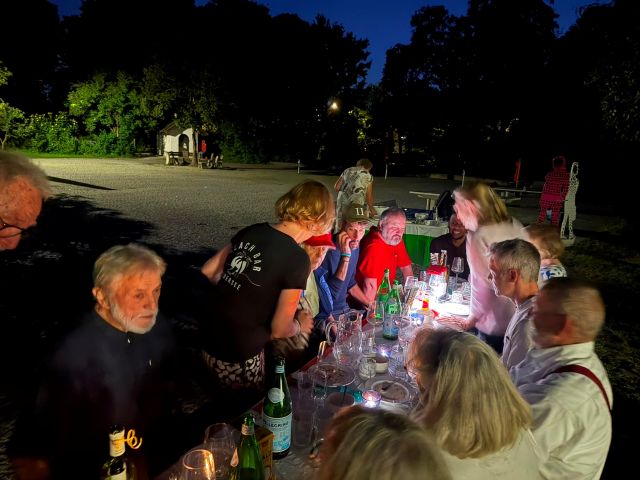 bis spät in die Nacht hinein